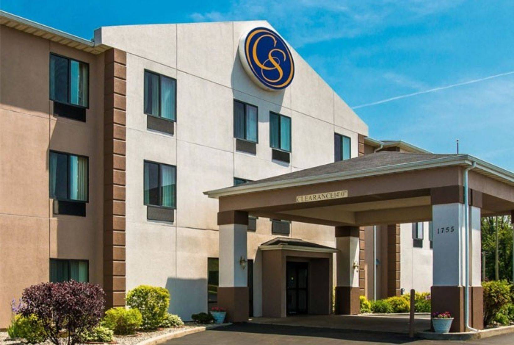 Exterior view of Comfort Suites in South Haven, offering convenient lodging near Lake Michigan.